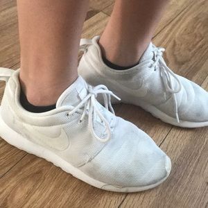 3/$20 ❤️ White Nike Roshes